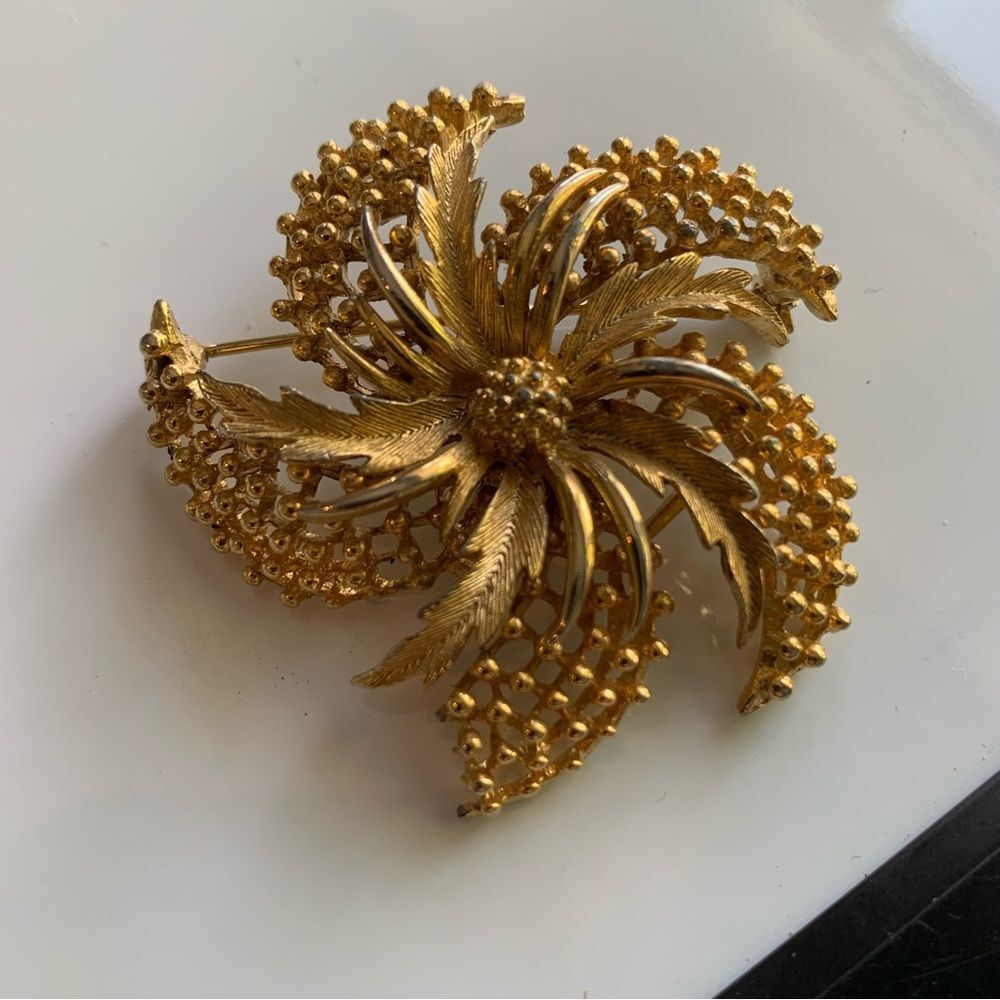 Vintage Lisner Gold-Tone Floral sunburst Brooch – Mid-Century Statement Pin 2.5”